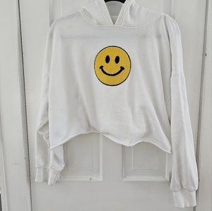 WHITE CROPPED HODDIE WITH SMILE FACE